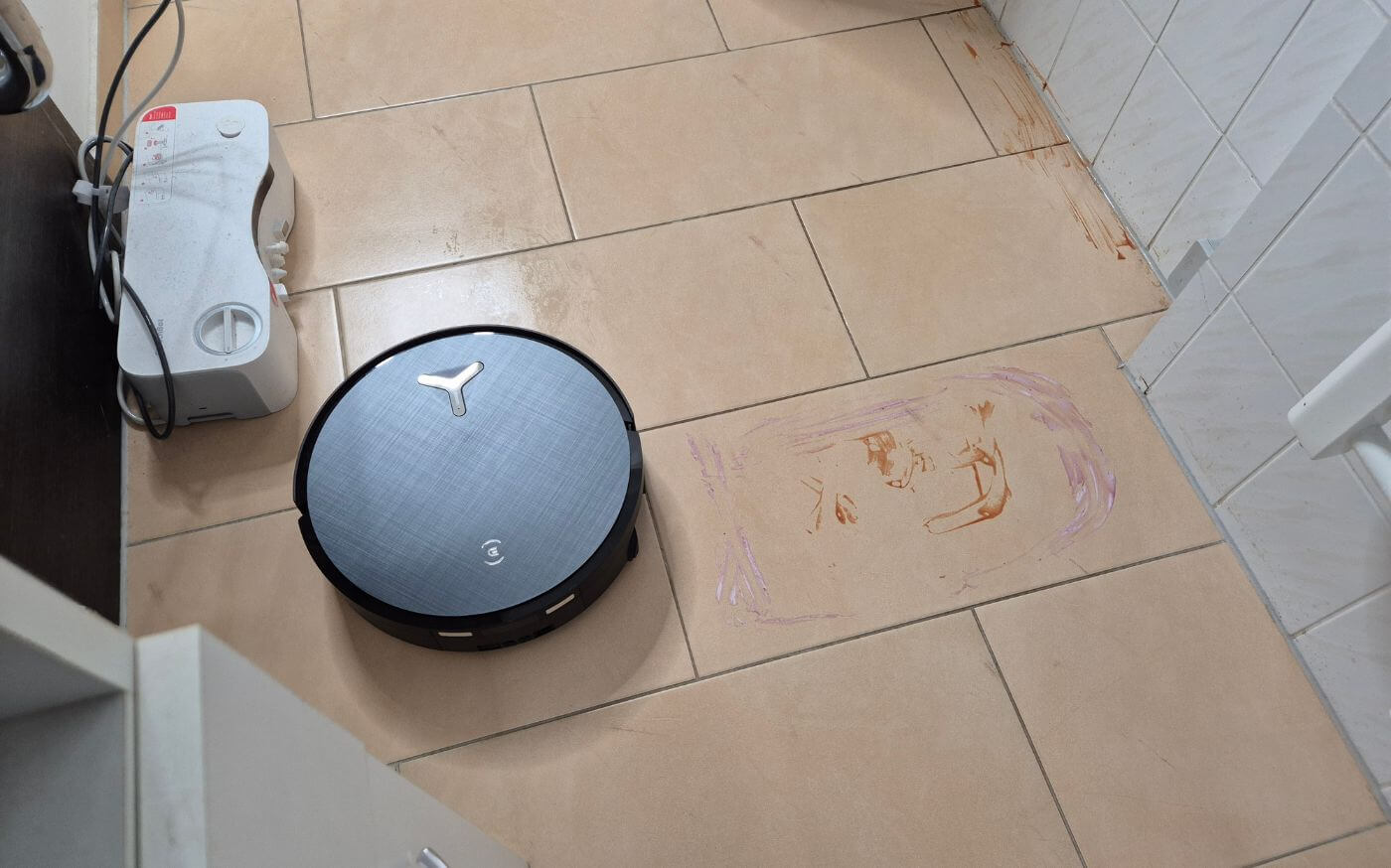 ECOVACS DEEBOT X12 OmniCyclone sprüht FocusJet-Wasserstrahl auf Ketchupfleck auf Küchenboden